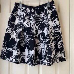Madison Studio Blk/Wht Floral Silk Pleated Skirt